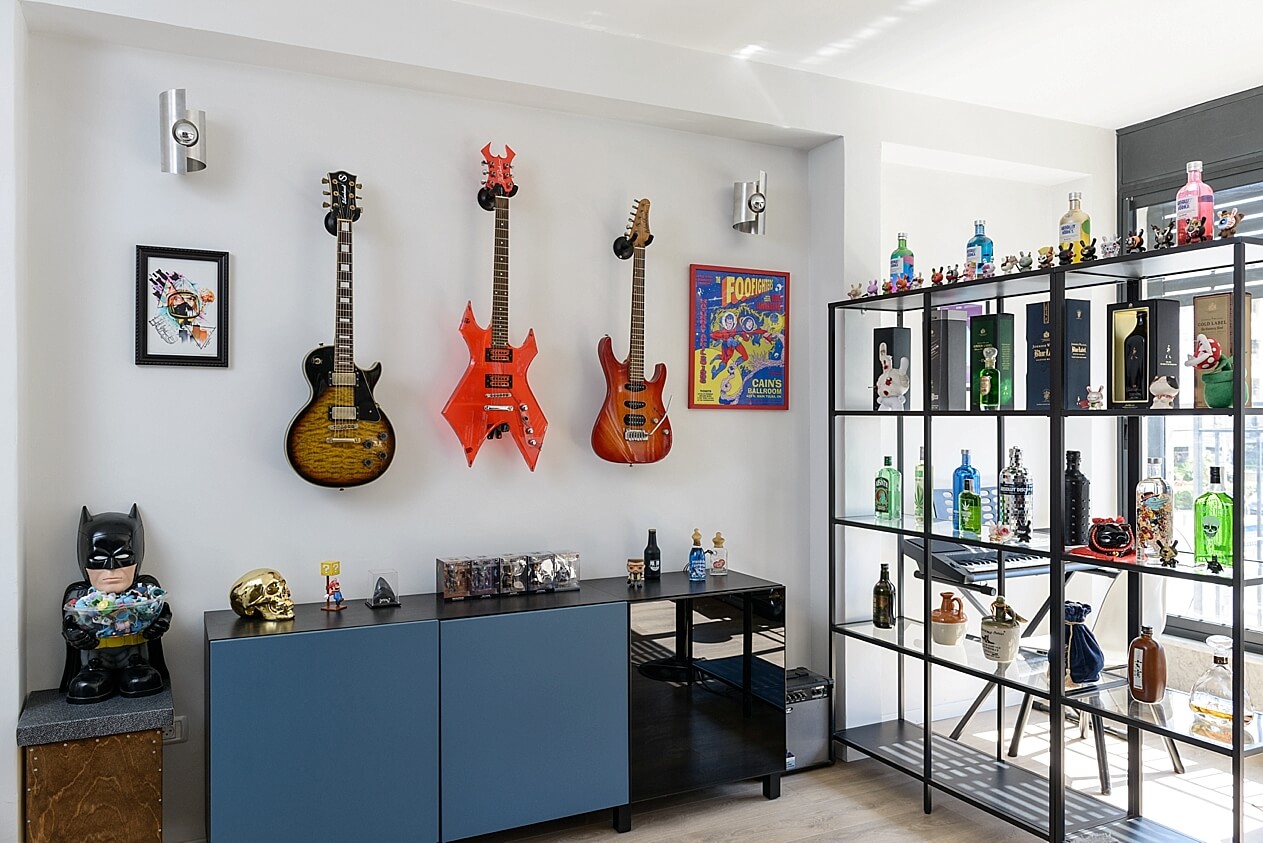 לא רק הדפסים -תליית אוספים פרטיים של בעלי הבית