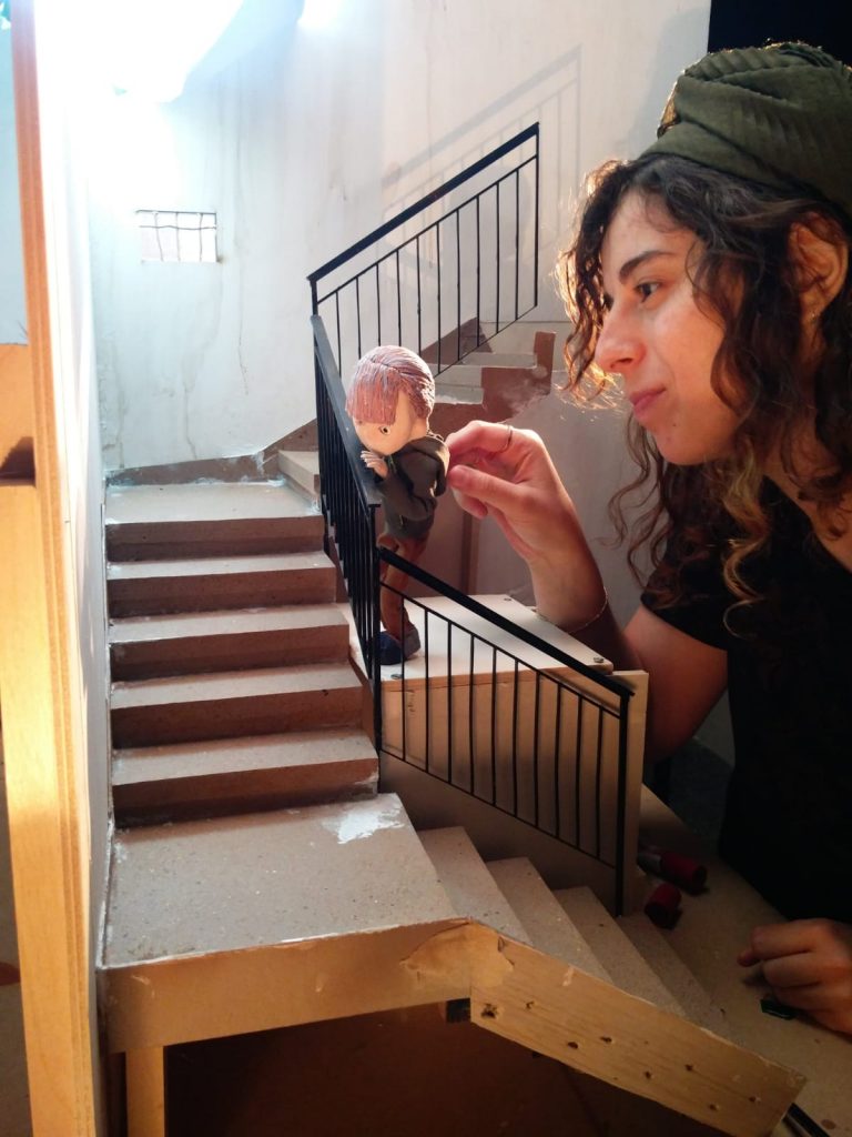 חני מזיזה את הדמות. אין פילים בחלל