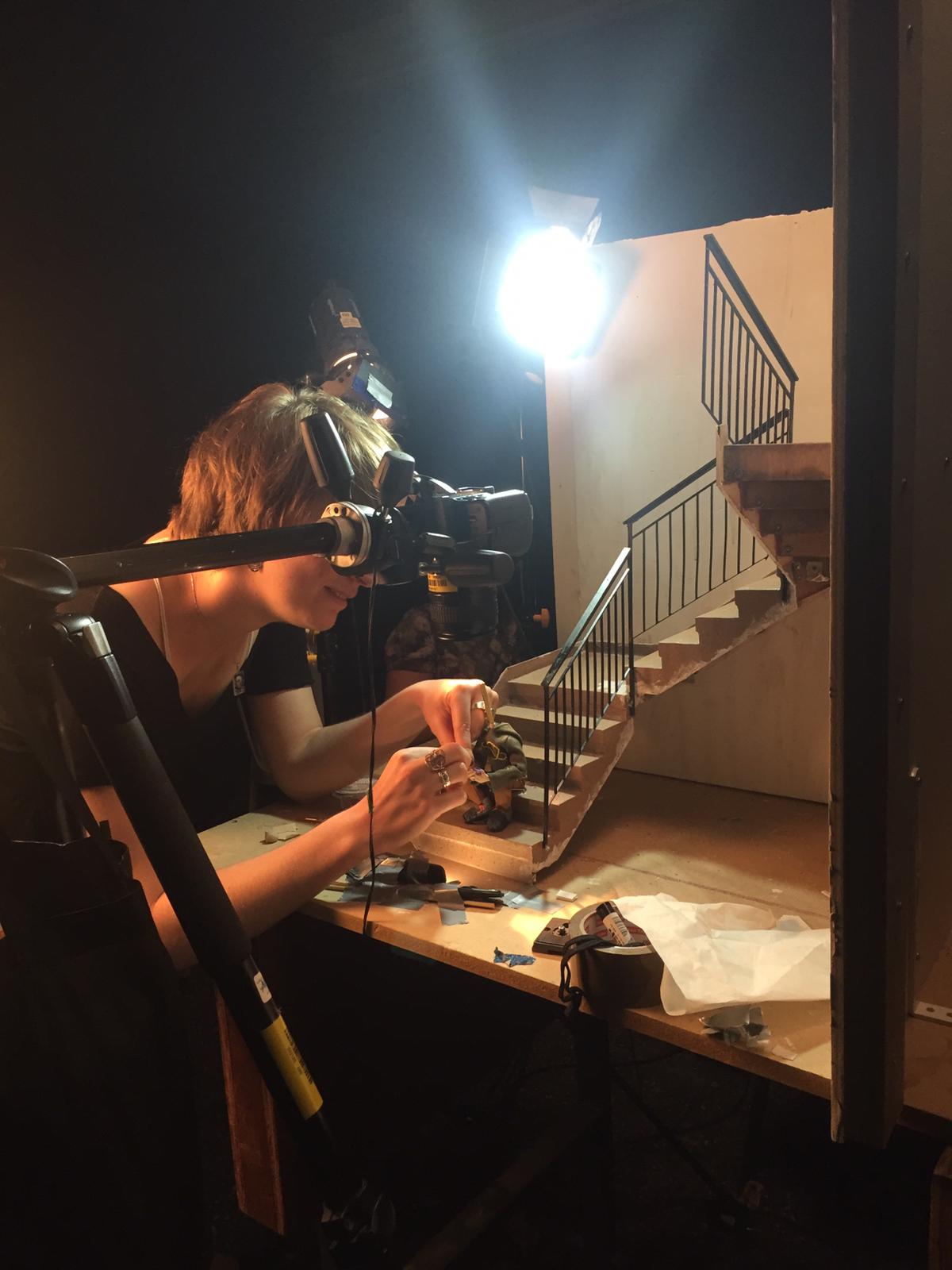 טלי מזיזה את הידיים. אין פילים בחלל