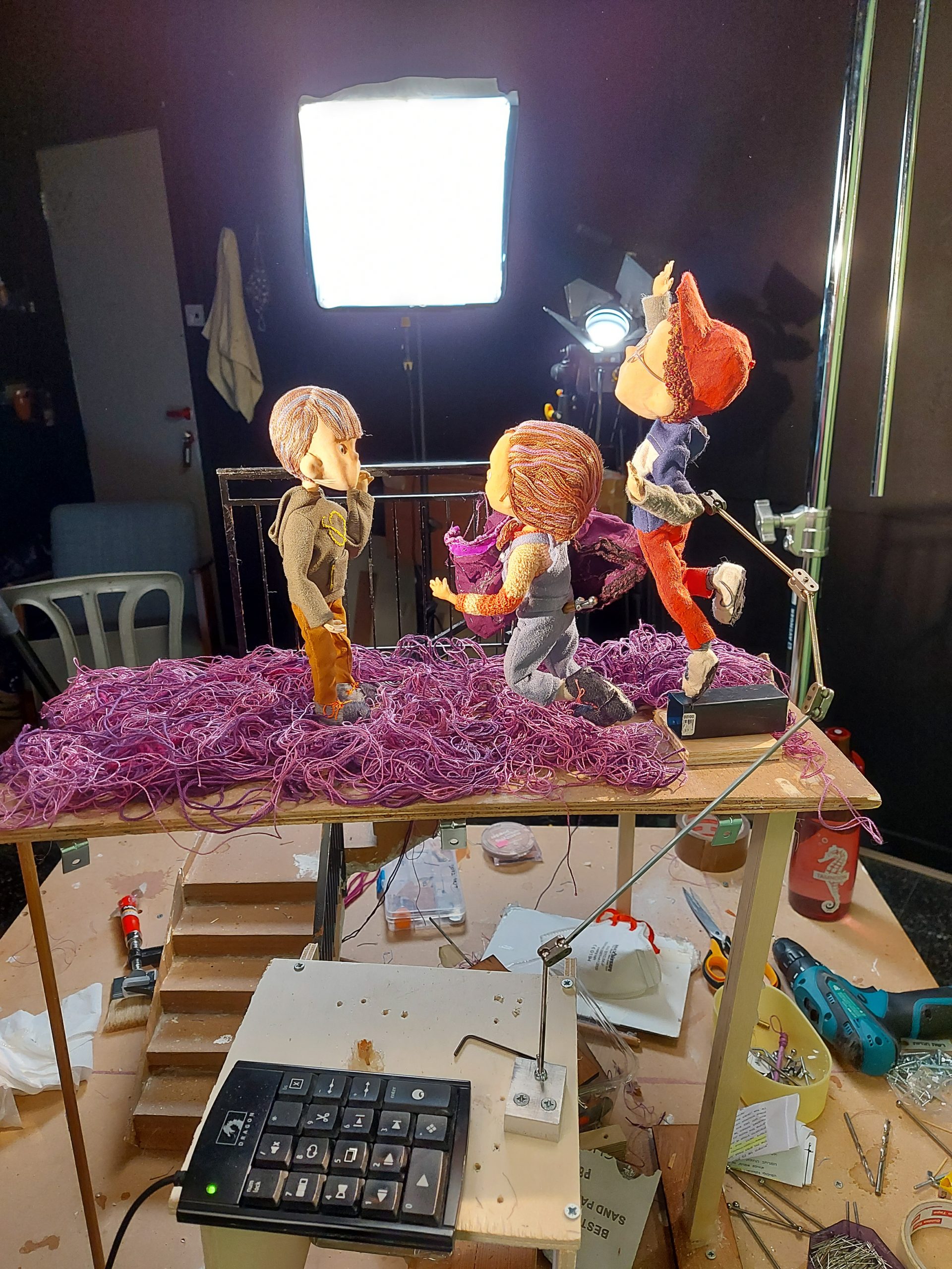 הילדים עושים כיף בשוט האחרון. יש פילים בחלל