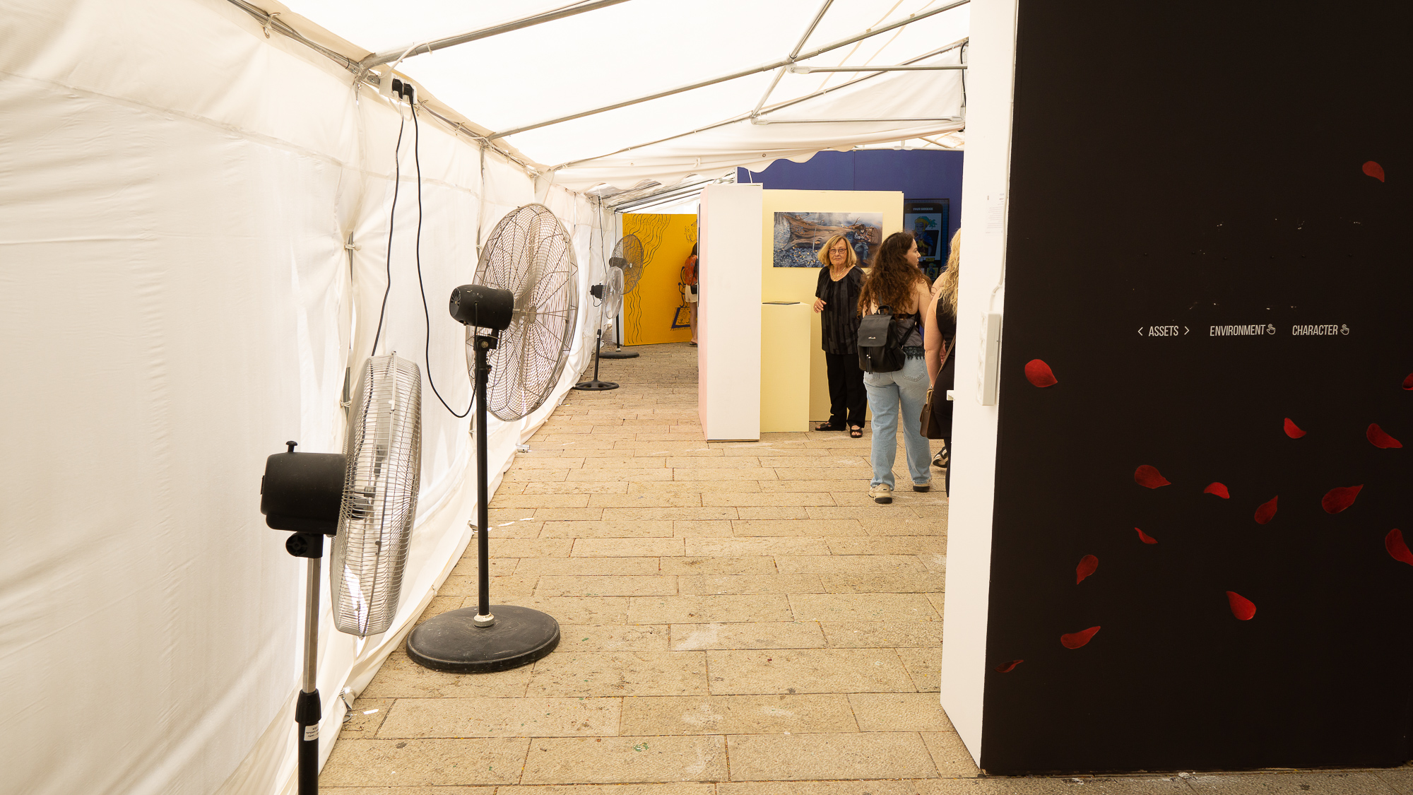 מאווררים מלטפים, לא מקררים. תערוכת הבוגרים בויצו 2022. צילום: טל סולומון ורדי