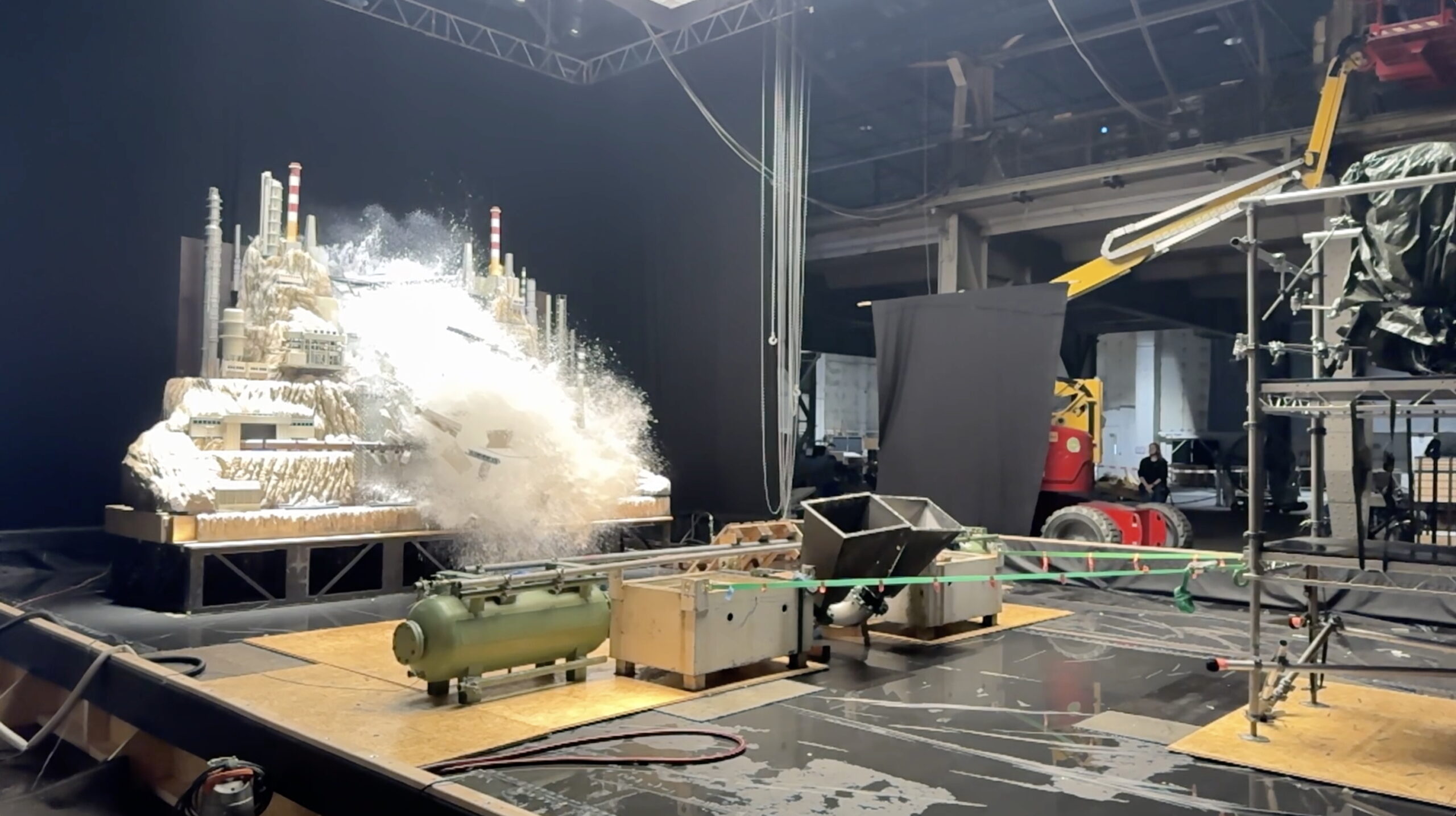 Dam, The Phoenician Scheme, Simon Weisse